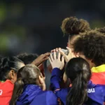 Jhonson, de cabelo claro, recebe o carinho das colegas