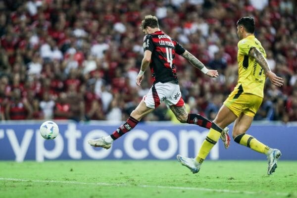 Flamengo vence o Táchira e avança às oitavas da Libertadores em jogo tenso no Maracanã