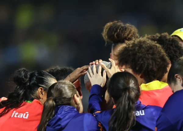 Jhonson, de cabelo claro, recebe o carinho das colegas