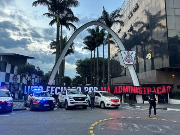 “A revolução corinthiana”: organizadas do Corinthians invadiram o Parque São Jorge
