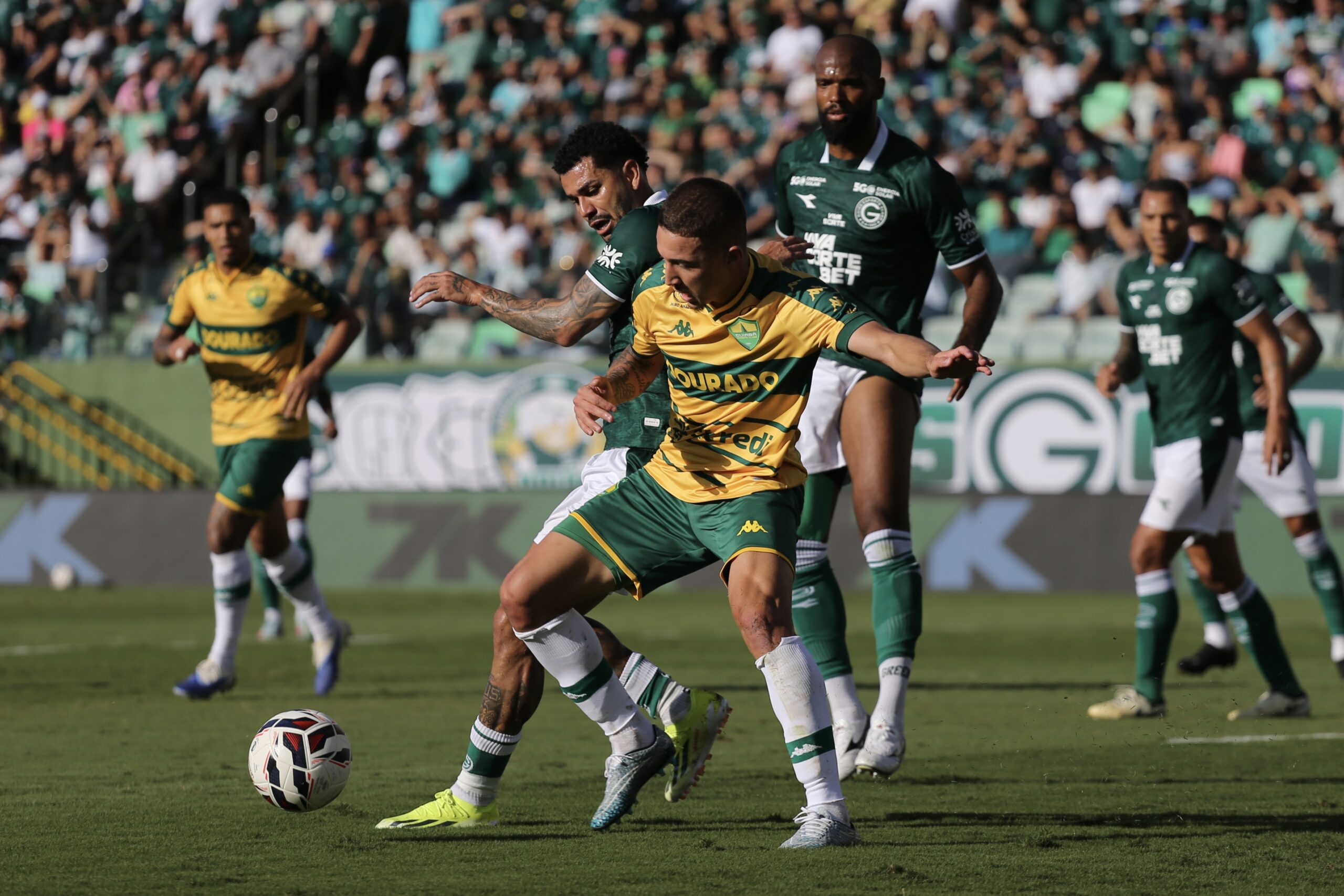 Cuiabá resiste com um a menos mas sofre gol no fim e perde para o Goiás - Canal Na Coruja