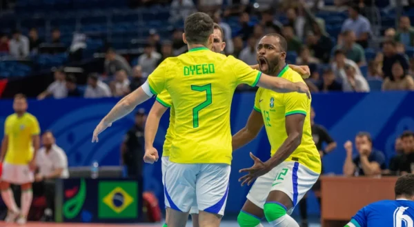 1 imagem dos jogadores da selecao brasileira de futsal comemorando gol 32802572