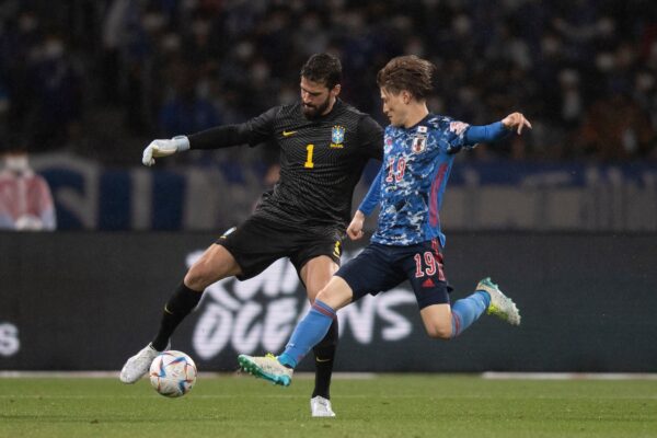 Alisson em ação durante a partida contra o Japão, em junho de 2022