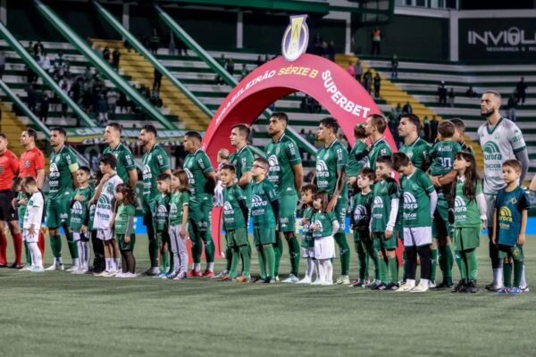Um olho no peixe outro no "indio"; torcedor do Dourado seca a Chapecoense nesta sexta de olho do G4