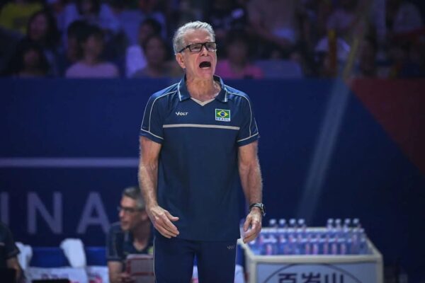 Bernardinho definiu os 14 jogadores para a semifinal contra a Polônia