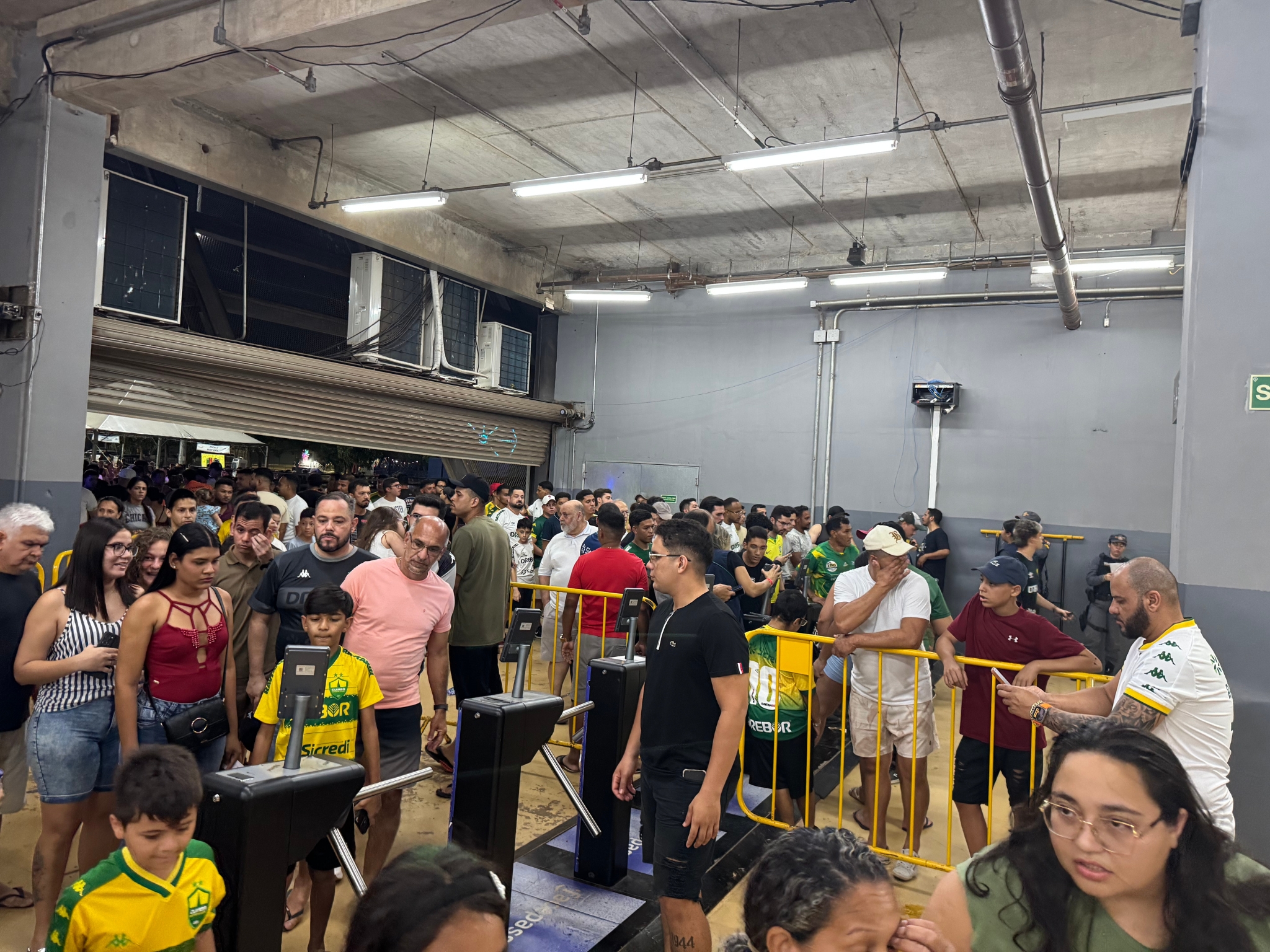 Falha na internet dificulta entrada de torcedores em jogo do Cuiabá - Canal Na Coruja