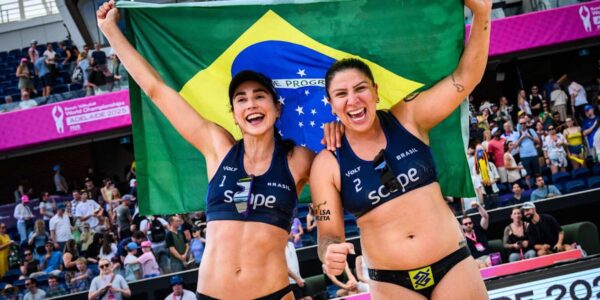 carol_solberg_e_rebecca_bronze_mundial_205_volei_de_p-1536×768