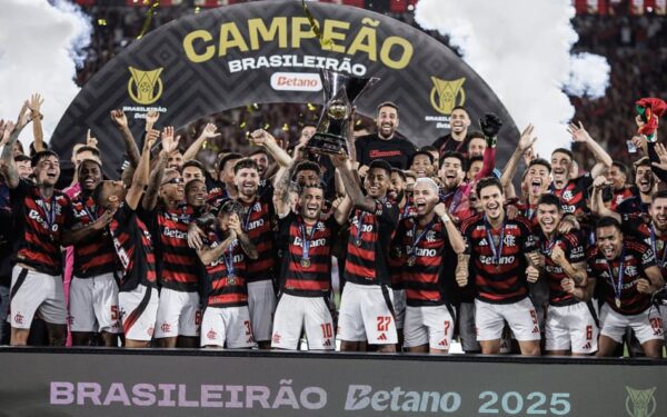 flamengo-recebe-trofeu-de-campeao-brasileiro-scaled-aspect-ratio-512-320