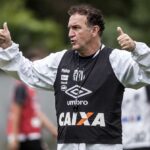 Cuca comandando treino do Santos no CT Rei Pelé