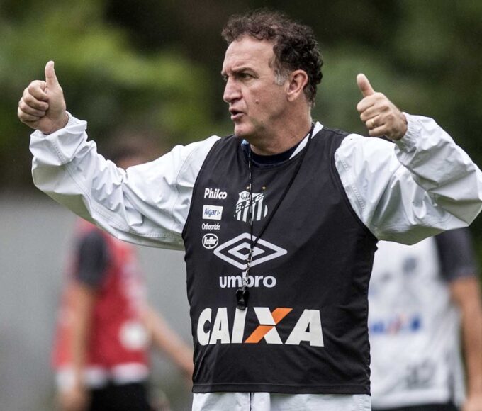 Cuca comandando treino do Santos no CT Rei Pelé