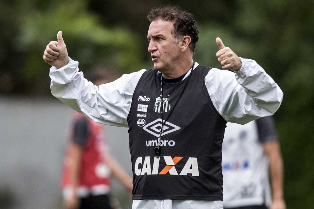 Cuca comandando treino do Santos no CT Rei Pelé