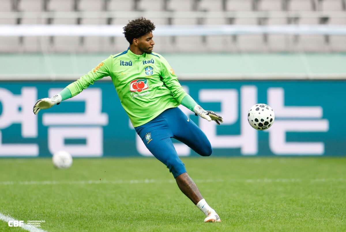 Hugo Souza em treino com a Seleção Brasileira