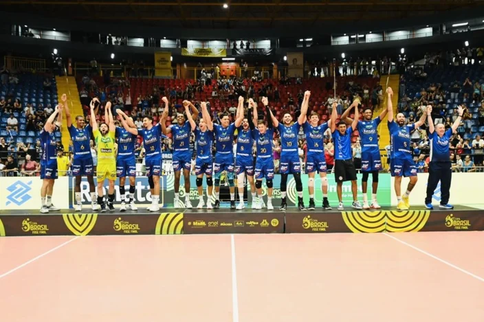 Vôlei Renata vence Cruzeiro de virada e conquista a Copa Brasil pela primeira vez