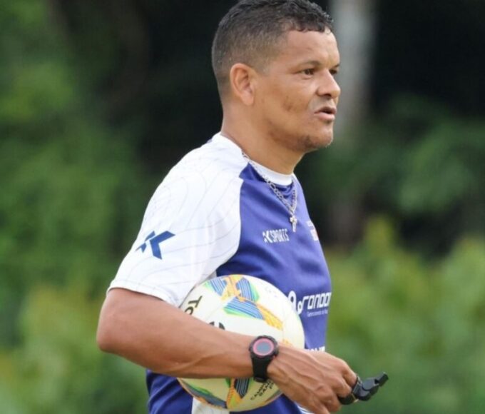 Odil Soares, em treino quando era técnico da Academia