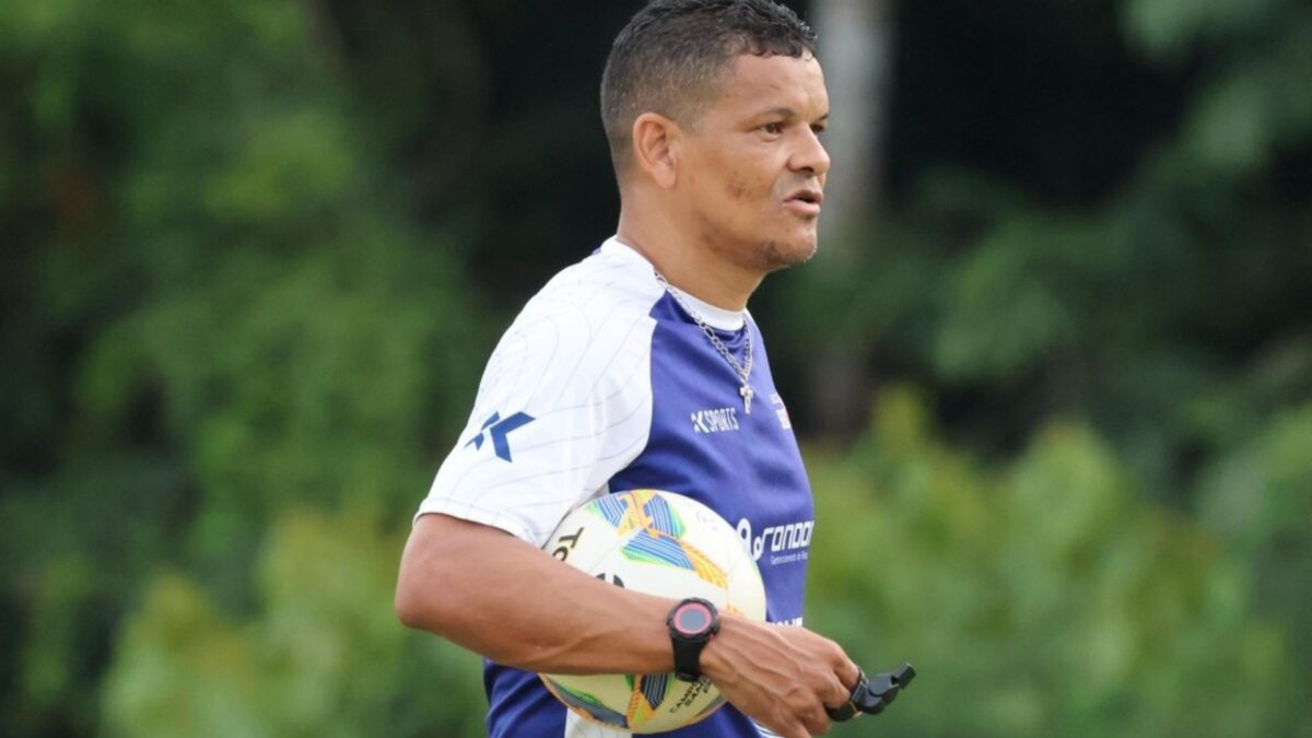 Odil Soares, em treino quando era técnico da Academia