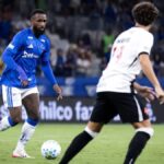 Gerson com a posse de bola contra o Vasco.