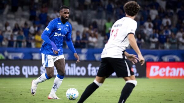 Gerson com a posse de bola contra o Vasco.