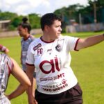 Técnica Emi de Salles durante atividade com a equipe feminina do Várzea Grande EC
