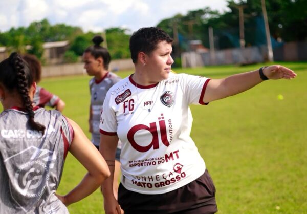 Técnica Emi de Salles durante atividade com a equipe feminina do Várzea Grande EC