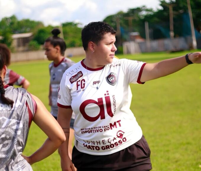 Técnica Emi de Salles durante atividade com a equipe feminina do Várzea Grande EC