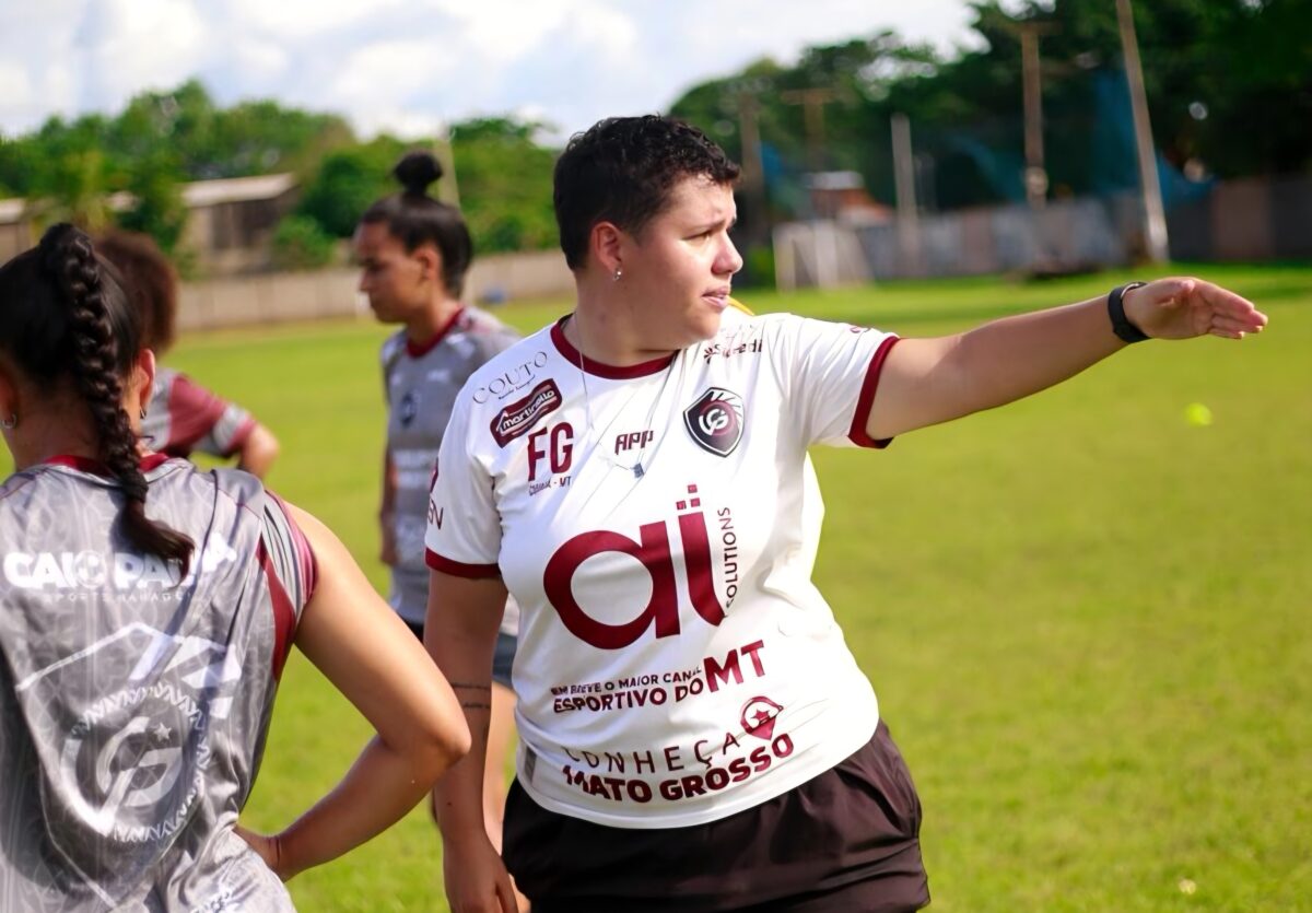 Técnica Emi de Salles durante atividade com a equipe feminina do Várzea Grande EC