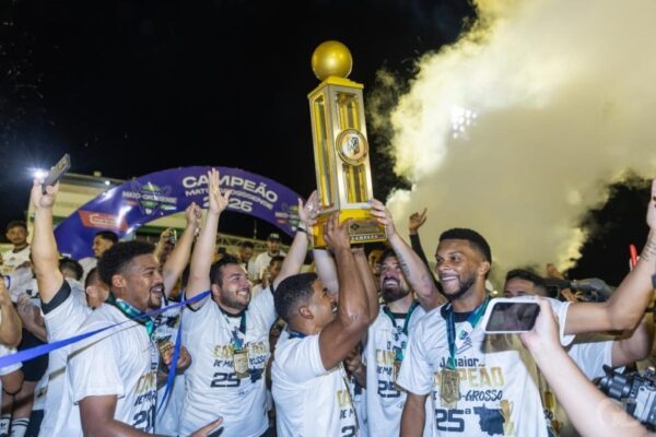 Time do Mixto comemorando o titulo do estadual 2026