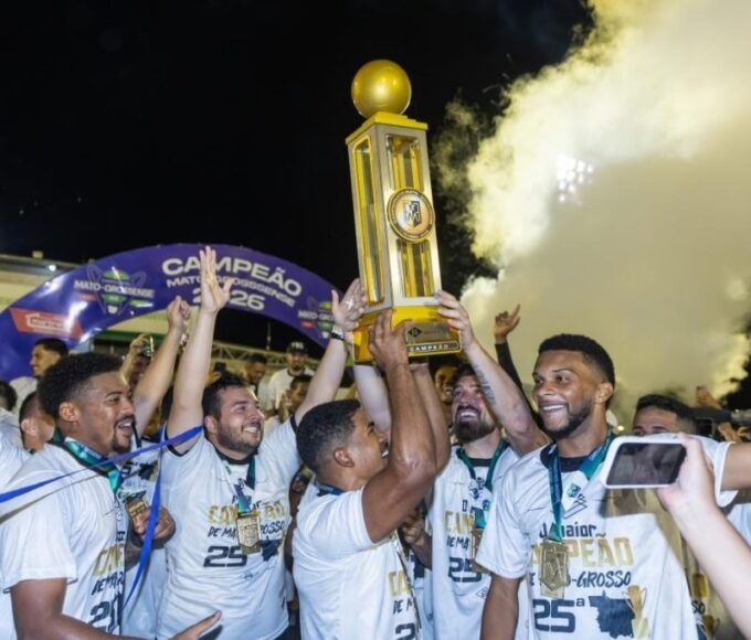 Time do Mixto comemorando o titulo do estadual 2026