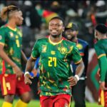 Arnold Mael Kamdem com a camisa da Seleção de Camarões