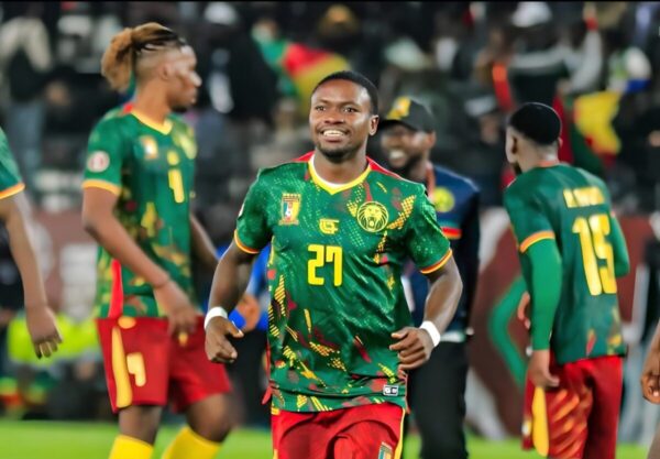 Arnold Mael Kamdem com a camisa da Seleção de Camarões