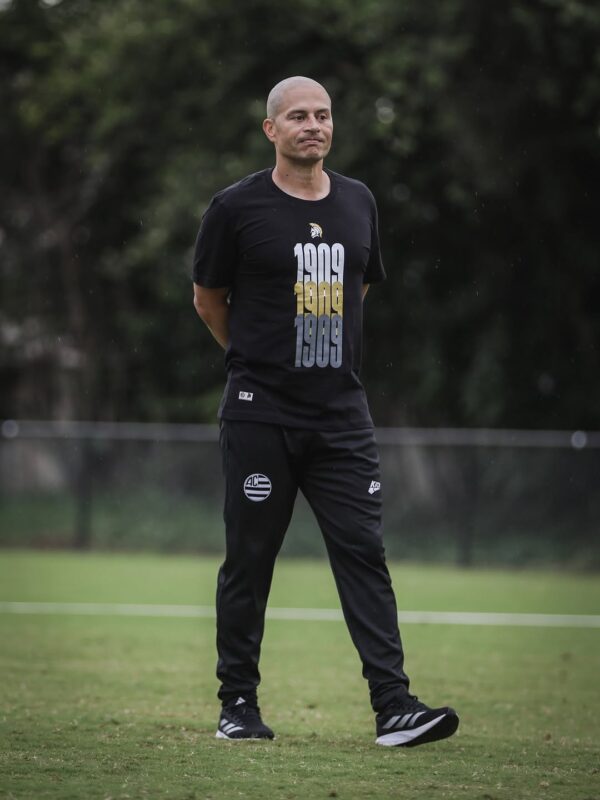 Treino finalizado por aqui. ⚔️Tudo pronto para o desafio de amanhã pela Copa do Brasil. ⚪️⚫️
