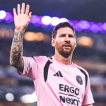 Messi acenando para seus torcedores do Inter Miami