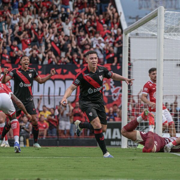 Natã Felipe comemorando o gol do Atlético Clube Goianiense