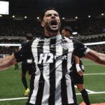Hulk, jogador do Atlético MG comemorando seu Gol contra o Cruzeiro.