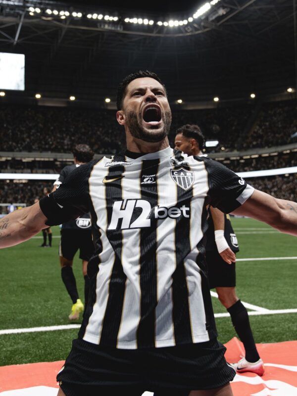 Hulk, jogador do Atlético MG comemorando seu Gol contra o Cruzeiro.