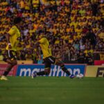 Jogadores do Barcelona SC jogando em seu Estadio Lotado