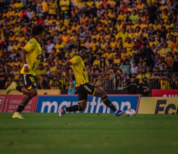 Jogadores do Barcelona SC jogando em seu Estadio Lotado