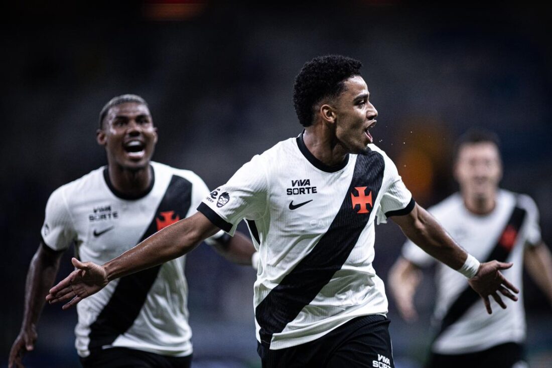Brenner, jogador do Vasco comemorando seu gol contra o Cruzeiro