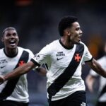 Brenner, jogador do Vasco comemorando seu gol contra o Cruzeiro