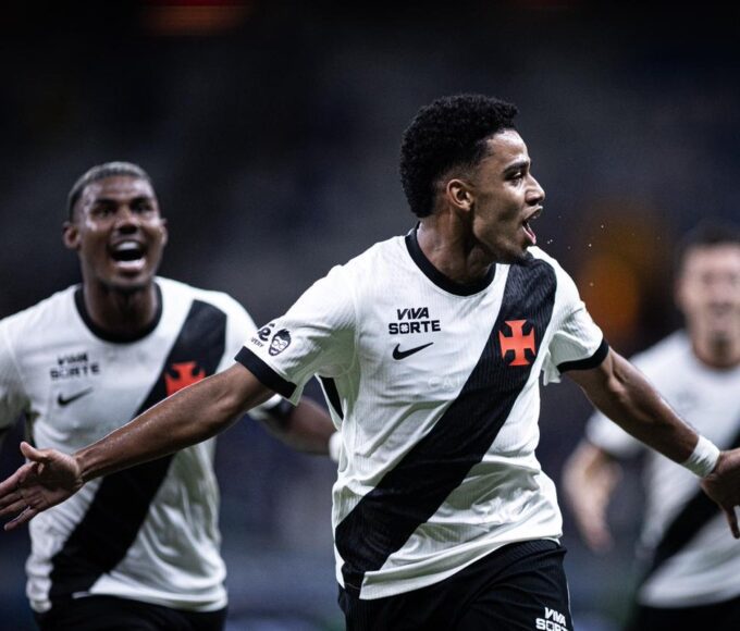 Brenner, jogador do Vasco comemorando seu gol contra o Cruzeiro