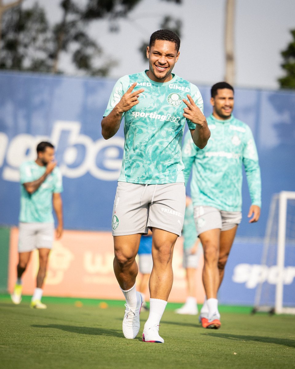 Vitor Roque no CT do Palmeiras