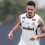 Lucas Veríssimo treinando no CT do Santos