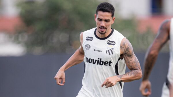 Lucas Veríssimo treinando no CT do Santos