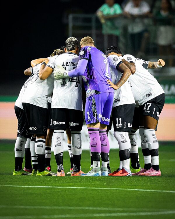 Elenco do Botafogo FR, na roda antes do jogo