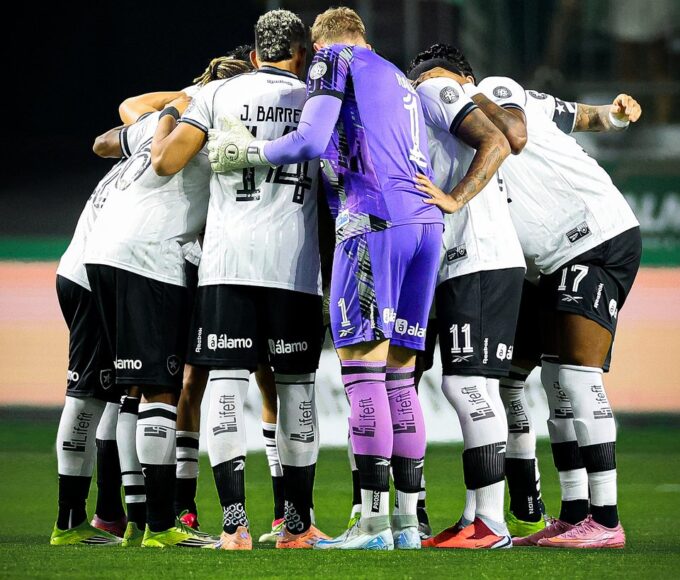 Elenco do Botafogo FR, na roda antes do jogo