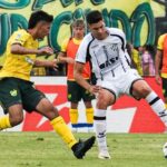 Jogador do Central Cordoba em disputada da Bola