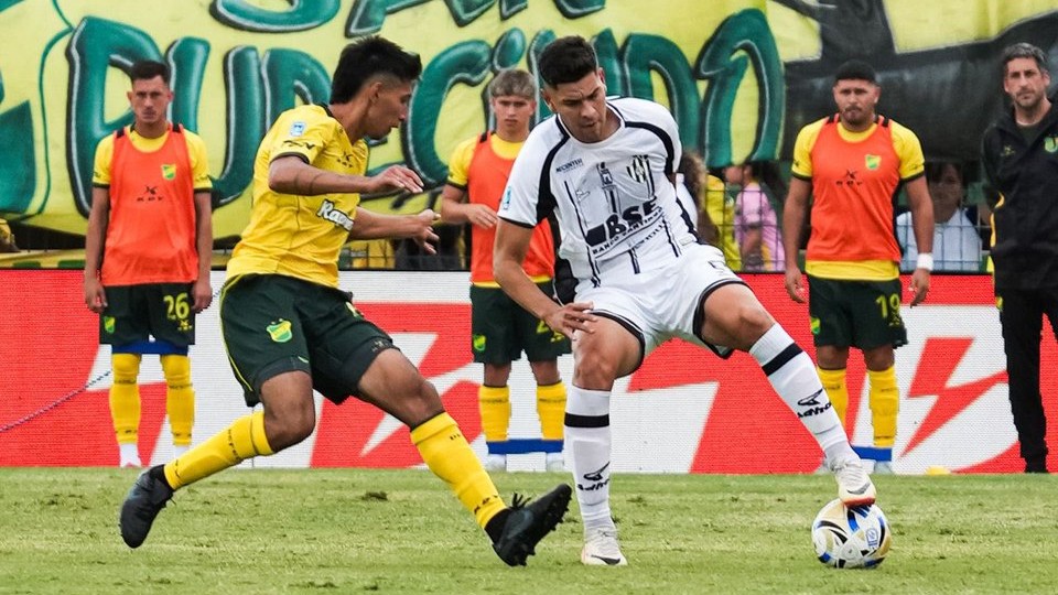 Jogador do Central Cordoba em disputada da Bola