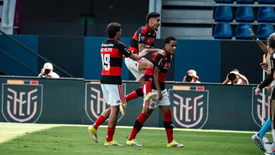 Jogadores do sub-20 do Flamengo em comemoração de gol na semifinal da Libertadores