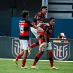 Flamengo vence o Olimpia e vai à terceira final consecutiva da Libertadores Sub-20 Jogadores do sub-20 do Flamengo em comemoração de gol na semifinal da Libertadores