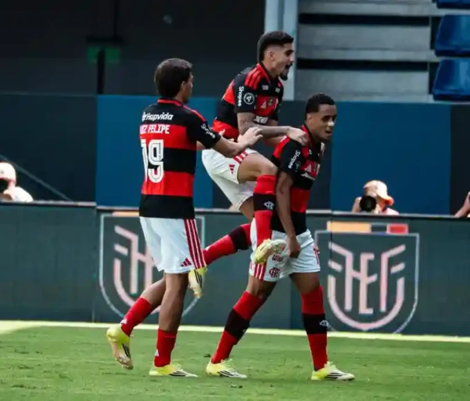 Flamengo vence o Olimpia e vai à terceira final consecutiva da Libertadores Sub-20 Jogadores do sub-20 do Flamengo em comemoração de gol na semifinal da Libertadores