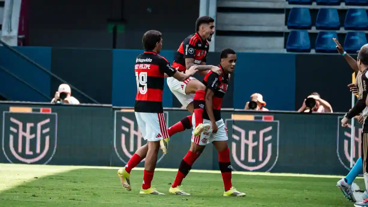 Flamengo vence o Olimpia e vai à terceira final consecutiva da Libertadores Sub-20 Jogadores do sub-20 do Flamengo em comemoração de gol na semifinal da Libertadores